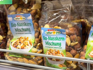 Organik fındık karışımı paketleme, spor natur pur marka ekran rafında saklanır..