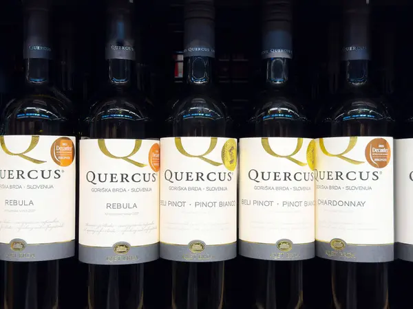 Quercus şarap seçimi rebula ve beli pinot çeşitlerinin yer aldığı bir görüntüdür.