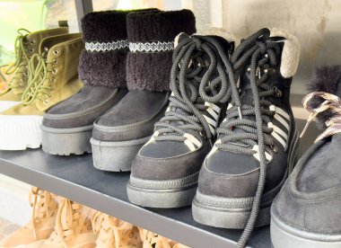 Sergilenen şık kış botları ve ayakkabı koleksiyonu.