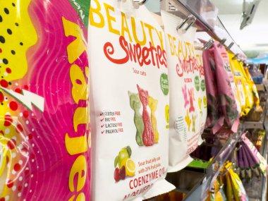 Parlak ambalajda çeşitli tatlı ikramları olan renkli şeker koridoru.