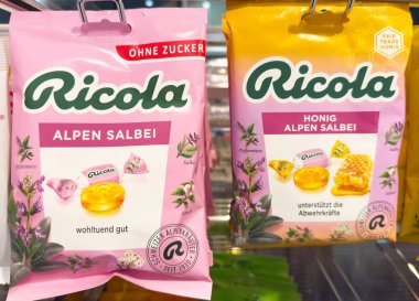 Ricola alpen salbei ve honig alpen salbei ambalaj görüntüsü mağazada.