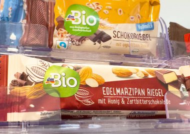 Badem ve badem ezmeli çeşitli organik çikolatalar sergiliyor..