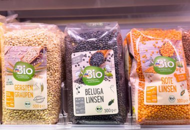 Organik baklagiller: arpa, beluga mercimek, kırmızı mercimek ambalajlama.