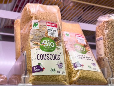 Rafta duran organik kuskus ambalajı.