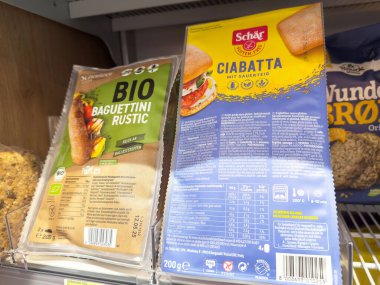 Markette organik baguettini ve ciabatta ekmek paketleri sergileniyor.