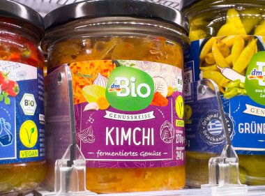 Süpermarketin buzdolabında organik vejetaryen kimchi kavanozu..