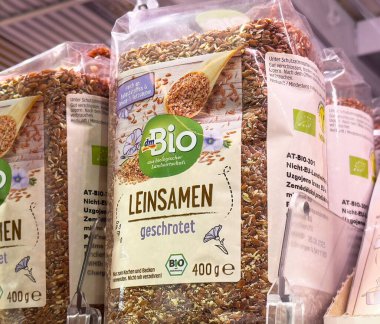 Organik zemin keten tohumları beslenme ayrıntılarıyla paketleme.