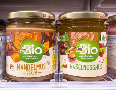 Organik badem ve fındık kavanozları süpermarket raflarına serpilmiş..