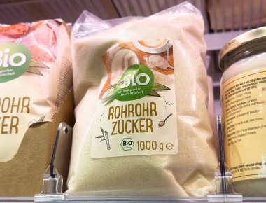 Marketteki raflarda organik kamış şekeri ambalajı.