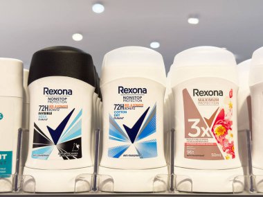 Rafta Rexona deodorant çeşitliliği.