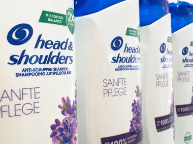 Baş ve omuzlar kepek önleyici lavanta desenli şampuan şişeleri.