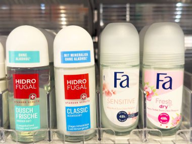 Rafta çeşitli alkolsüz deodorantlar sergileniyor.
