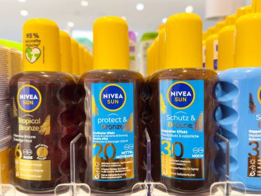 Nivea güneş koruma şişeleri rafta sergileniyor.