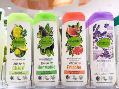 Alverde naturkosmetik duş jelleri ile turunçgil, zeytin, greyfurt, lavanta kokuları sergileniyor.