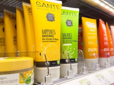 Süpermarket koridorunda organik duş jelleri sergileniyor.