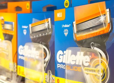 Gıllette proglid ustura yakın plan portakal ve mavi ambalajlı rafta.