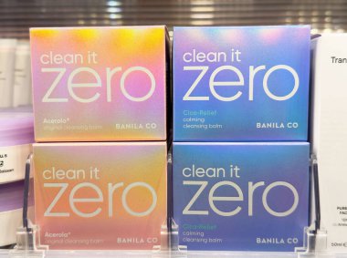 Banila onu sıfır temizleme merhem pastel ambalaj vitrininde sergilenen.