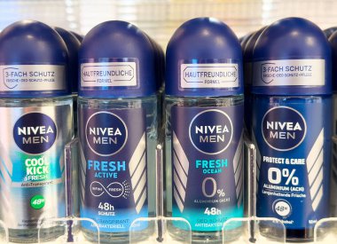 Çeşitli zenci erkek deodorant şişeleri. Rafta koyu mavi kapaklı..