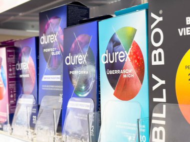 Depo rafında gösterilen durex prezervatiflerin çeşitliliği.