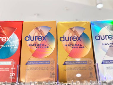 Renkli durex prezervatifler rafta doğal duygu varyantları ile sergilenir.