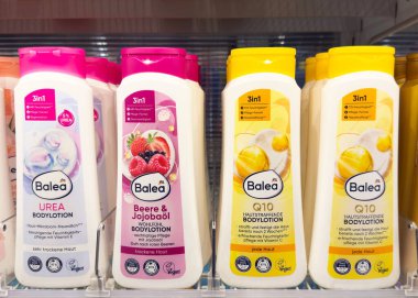 Çeşitli kokular ve faydaları olan çeşitli balya vücut losyonları..