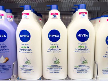 Nivea aloe hidrasyon vücut losyonu vitrininde.