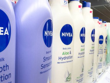 Nivea vücut losyonu koleksiyonu rafta.