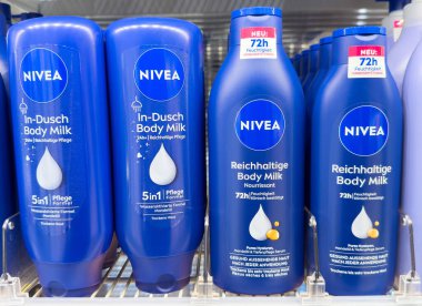 Nivea duşta ve vücut sütü nemlendiricileri rafta..