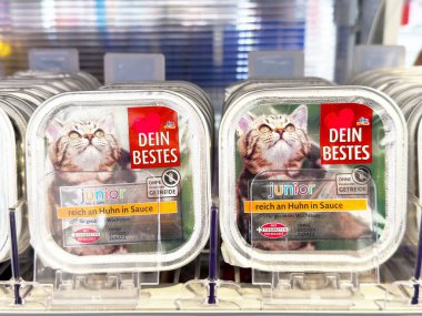 Dein bestes kedi maması ambalajı ikinci sınıf sos üzerine odaklandı..