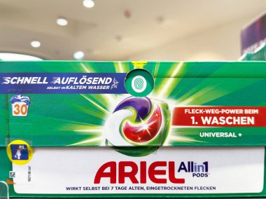 Mağazada Ariel 'in hepsi bir arada podları ambalaj görüntüsü.