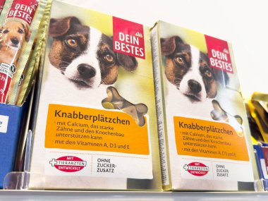 Dein bestes köpek maması ambalajı kemik şekilli atıştırmalıklar ile mağaza rafında.