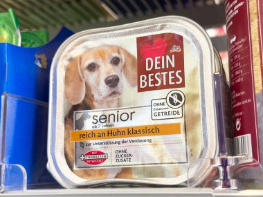 Son sınıf köpek maması ambalajı: tahılsız tavuk aroması ve beslenme faydaları.