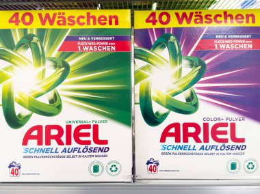 Ariel çamaşır deterjanı ambalajında Almanca metinde 40 yıkama sergileniyor..
