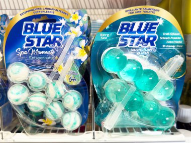 Mavi yıldız WC spa anları ve rafta harika jel tuvalet spreyleri.