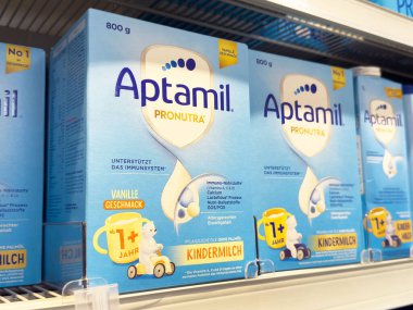 Aptamil pronutra vanilya aromalı bebek süt tozu ambalajı.