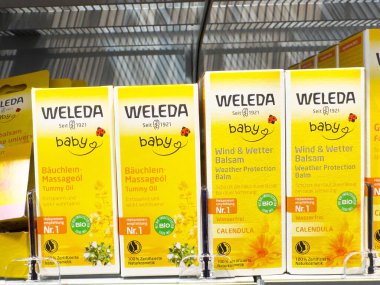 Vitrindeki bebek bakım ürünleri: mide yağı ve hava koruma kremi.