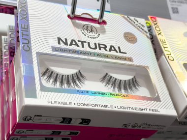 Rafta sergilenen holografik paketlerde doğal hafif sahte kamçılar.