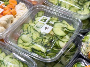 Markette plastik ambalajda taze kesilmiş salatalıklar..