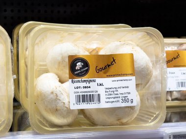 Raftaki plastik ambalajda taze gurme beyaz mantarlar..