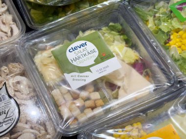 Kıtır ekmekli ve soslu önceden paketlenmiş sezar salatası.