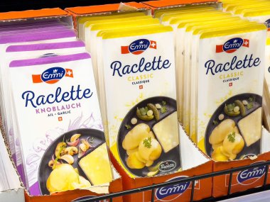 Markette klasik ve sarımsak çeşitleriyle Emmi raclette peyniri sergisi.