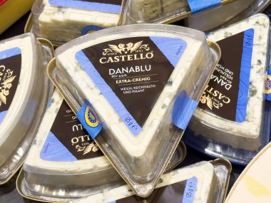 Castello danablu ekstra krem peynirli üçgen ambalaj görüntüsü.