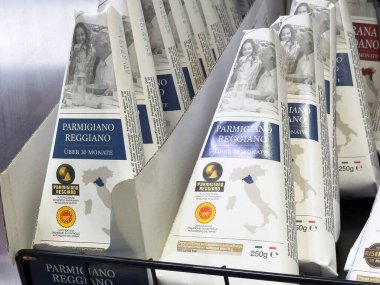 İtalyan haritası ve kalite sertifikalı Parmigiano reggiano peynir ambalajı.