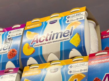 D vitamini ve b6 vurgulanmış Actimel multifrucht paketlemesi.