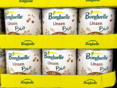 Konserve organik mercimek raflara dizilmiş bonduelle linsen biyografisi.