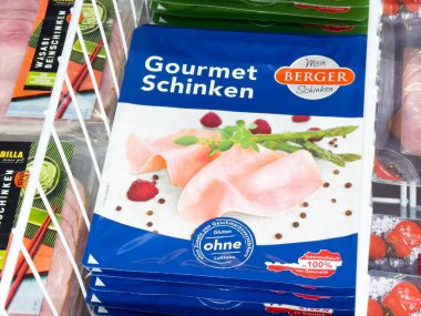 Buzdolabında kuşkonmaz ve biberli jambon paketlenmiş..