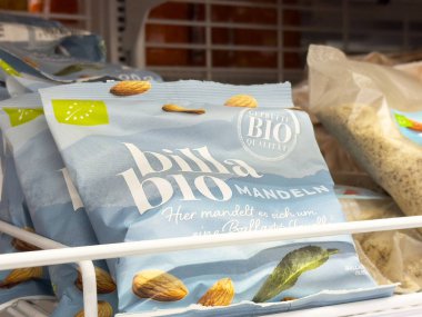 Depo rafında gösterilen organik badem atıştırmalık paketleme.