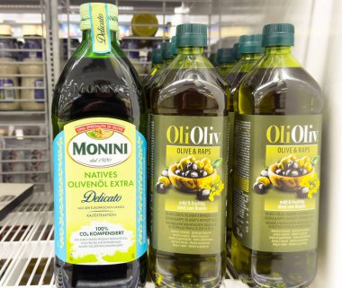 Süpermarketin rafında Monini ve Olioliva markalarını gösteren zeytinyağı şişeleri..