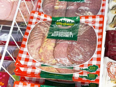 Wiesbauer heurigen aufschnitt paketlenmiş market vitrininde salam.