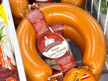 Süpermarketteki buzdolabında paketlenmiş sosis halkası..